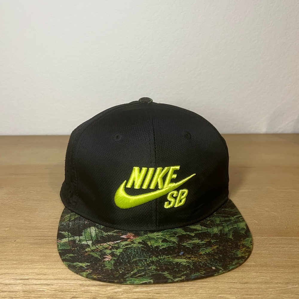 Nike SB youth skateboard baseball cap hat SnapBack, green and black, worn once
